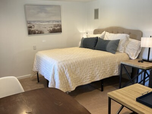 Sunny studio unit w/private entry - Gallery - 13