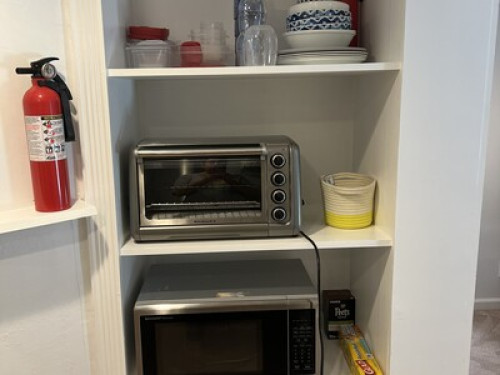 Sunny studio unit w/private entry - Gallery - 8