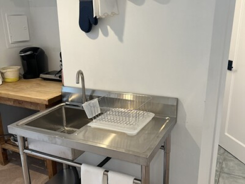 Sunny studio unit w/private entry - Gallery - 10