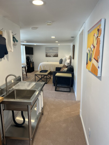 Sunny studio unit w/private entry