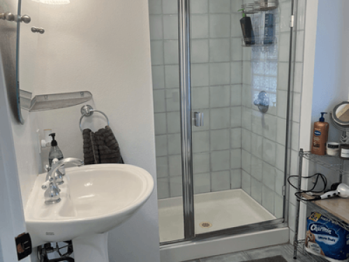 Sunny studio unit w/private entry - Gallery - 26