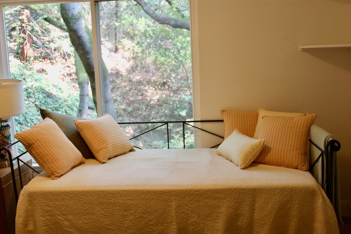  Daybed Room(Single Bed)  -  Lovely Home in a Wooded Setting  - Gallery -  1