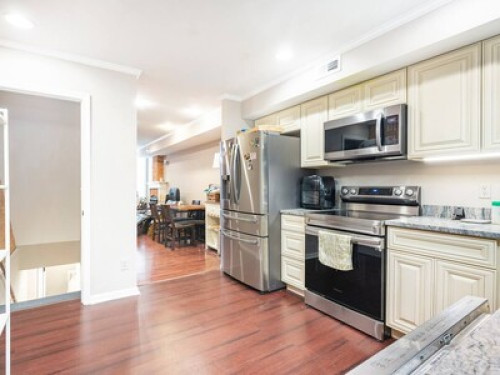 Cheerful townhome w/ fireplace