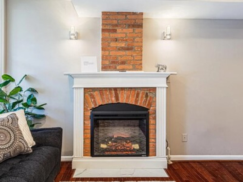 Cheerful townhome w/ fireplace