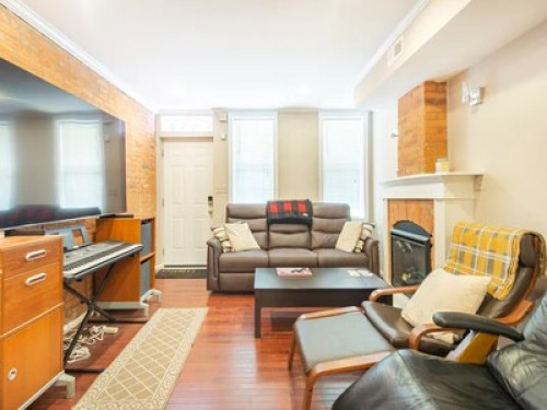 Cheerful townhome w/ fireplace