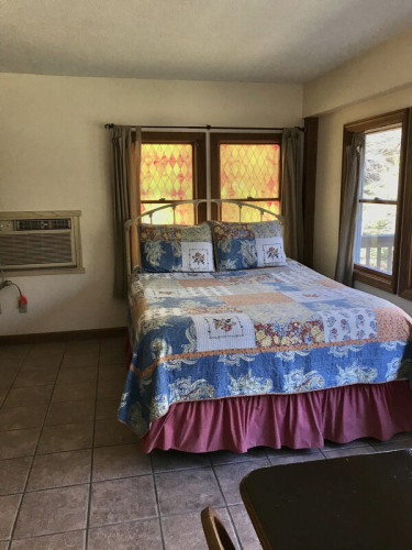Stream View Room  - Gallery - 12