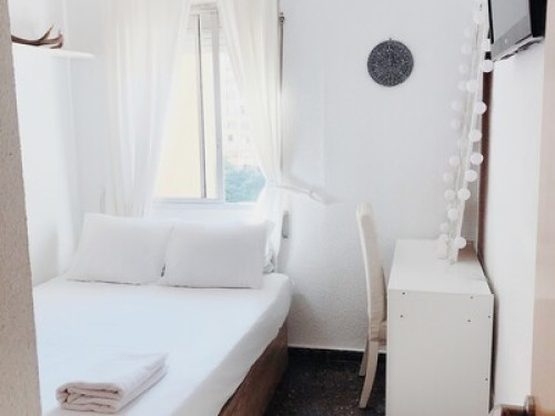 Private room + wifi + tv in vlc