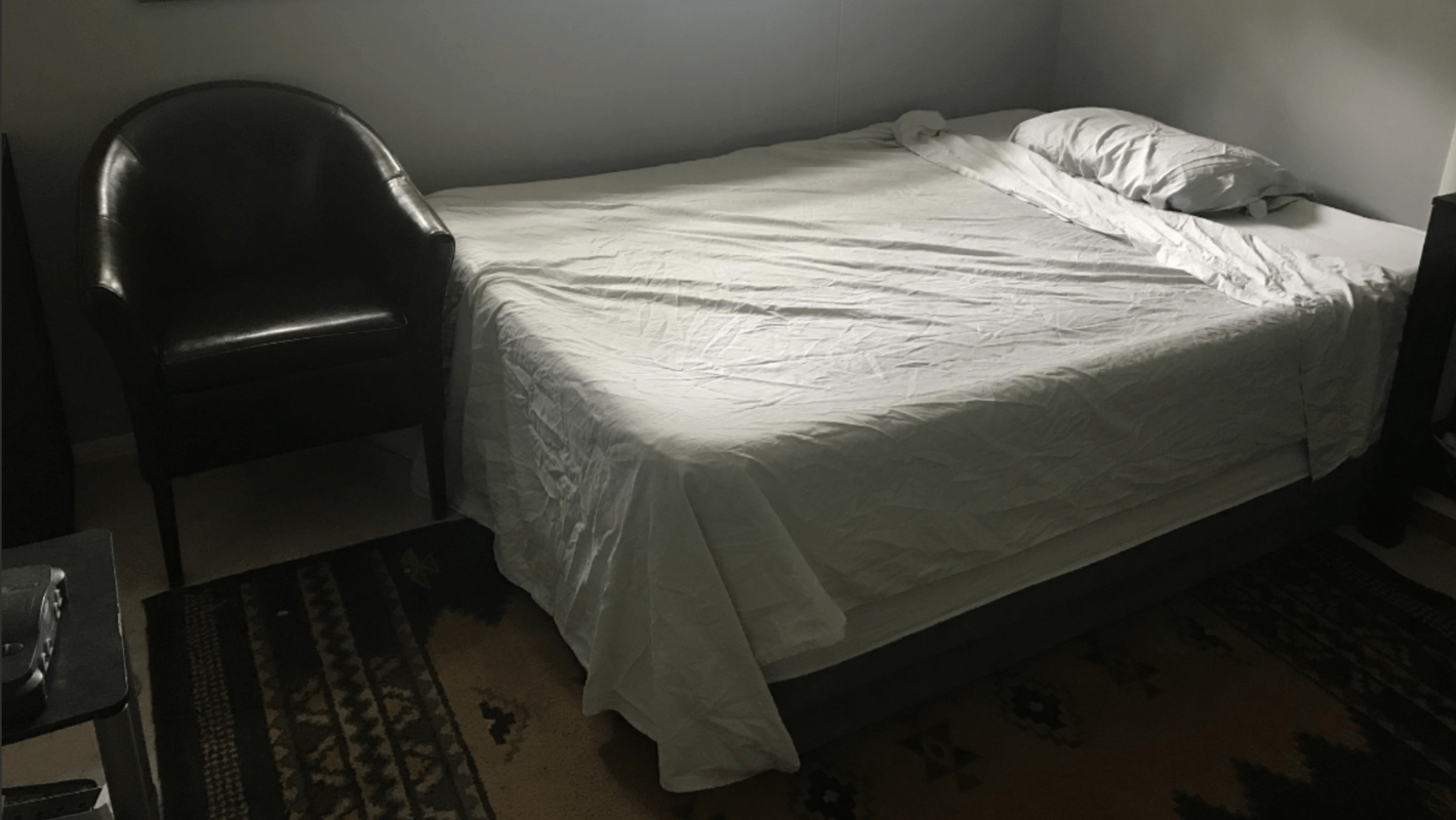 Wifi & Desk With Air Mattress, Desk, And TV(Single Bed) - 1