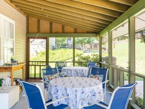 Quiet, clean suburban home