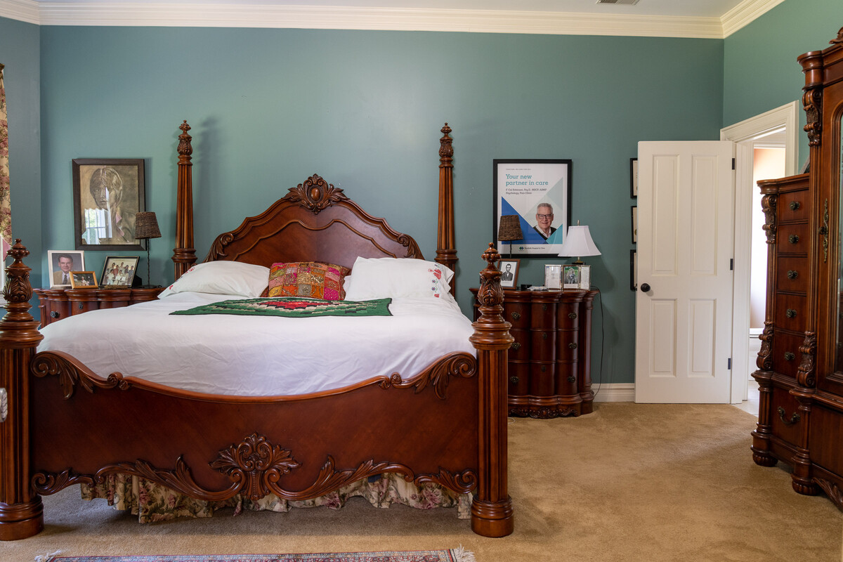 Lincoln King Sized Bed (Full Room) - 1