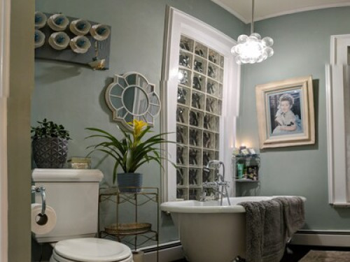 Downtown 1890s Charmer w/ bath