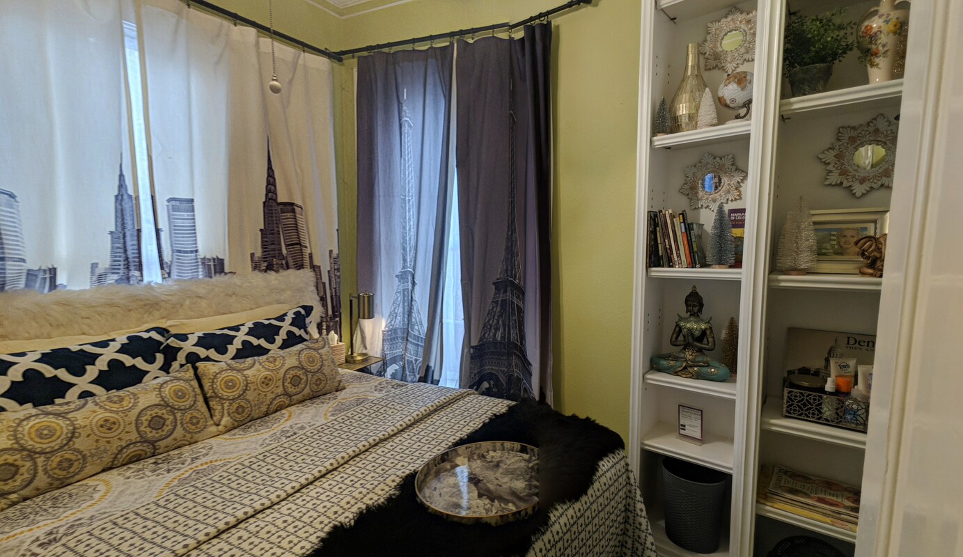 Queen W/ Spa Bath(Single Bed) - Downtown 1890s Charmer w/ bath - Gallery - 1