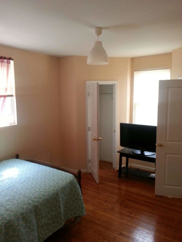 Large Bedroom(Full Room) - Beautiful 3bdrm 2 bathroom Row Home - Gallery - 1