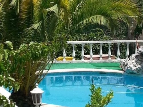 Villa with pool and garden - Gallery - 9