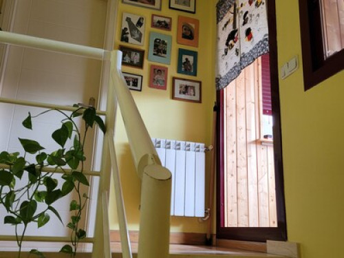 Habiación en duplex bien comunicado