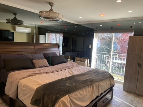 Spacious Master Room with Balcony - Gallery - 12