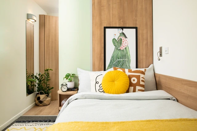 Large High Double En-Suite: Three Bedroom Flat - 1