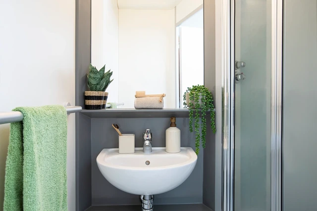  Large Standard Double En-Suite: Three Bedroom Flat  -  Emily Bowes Court Unite  - Gallery -  6