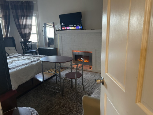 Cozy Chicago Private Room  - Gallery - 8