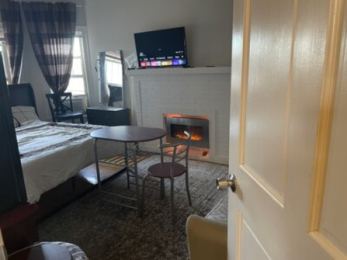 Cozy Chicago Private Room  - Gallery - 7
