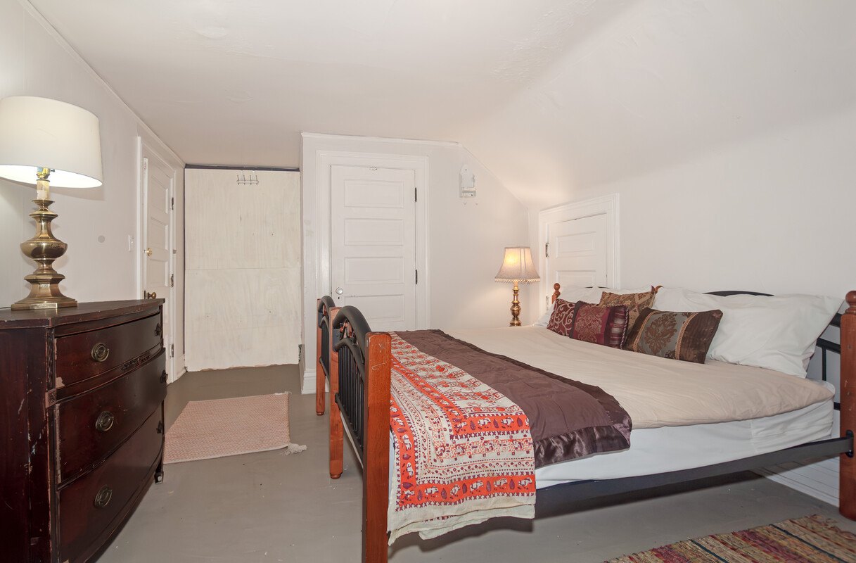  Studio Apartment (Full Room)  -  Discover Detroit with us!  - Gallery -  1