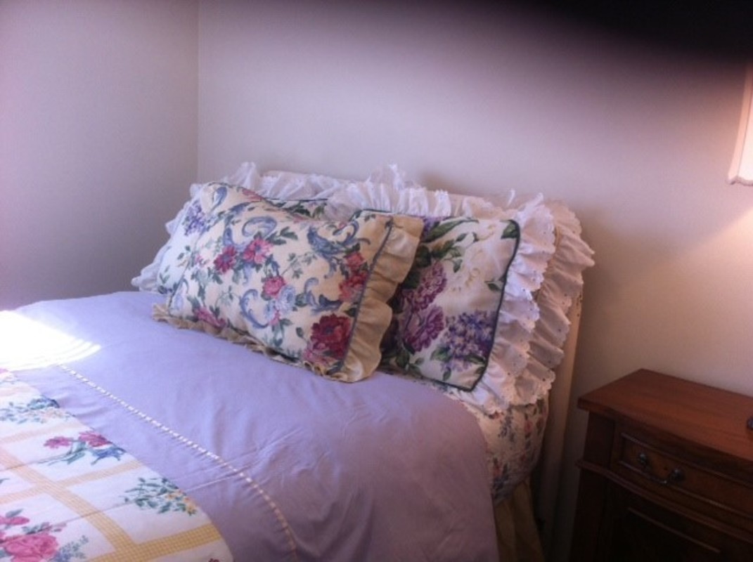  Double Bedroom(Single Bed)  -  Niagara Falls Homestay  - Gallery -  1