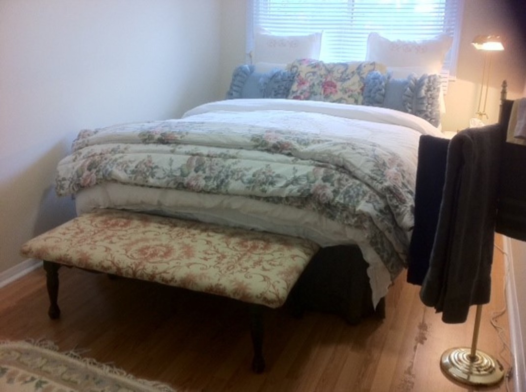 Queen Size Bedroom(Single Bed) - Niagara Falls Homestay - Gallery - 1
