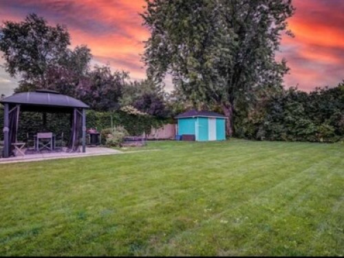 Lovely home close to go train.