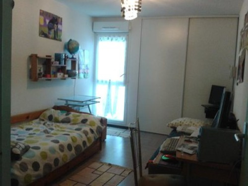 chambre ensoleillée, cadre paisible