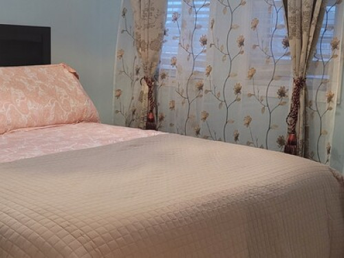 Guest Room - Gallery - 10