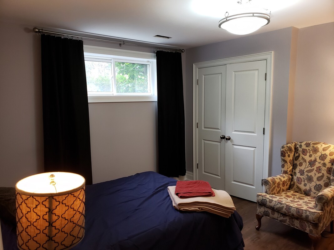  Single Room With Private Bath.(Full Room)  -  Mansion on a lake near Toronto  - Gallery -  1