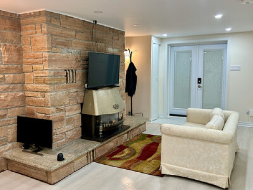 Oshawa  rooms in lower level apt