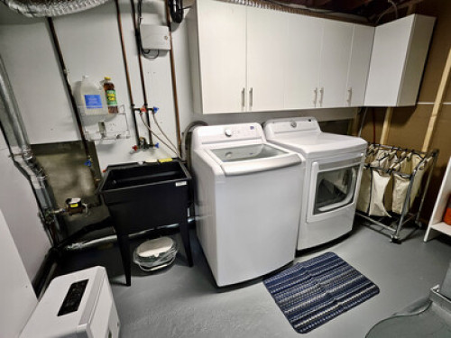 Oshawa  rooms in lower level apt
