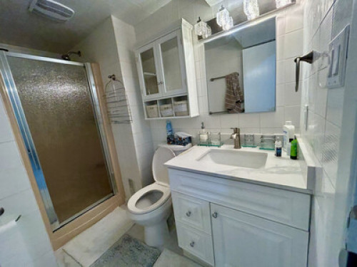 Oshawa  rooms in lower level apt