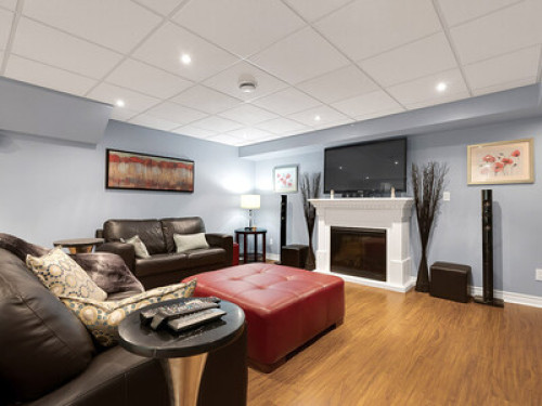 Large Room With Queen Bed in Oshawa