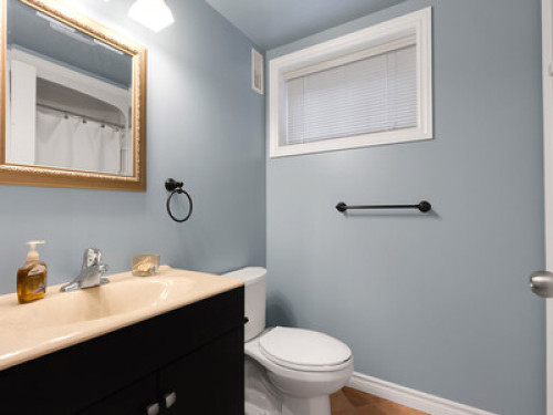 Large Room With Queen Bed in Oshawa