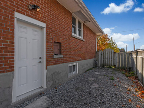 Large Room With Queen Bed in Oshawa