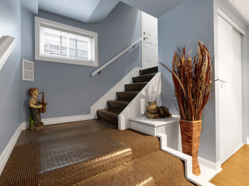 Large Room With Queen Bed in Oshawa