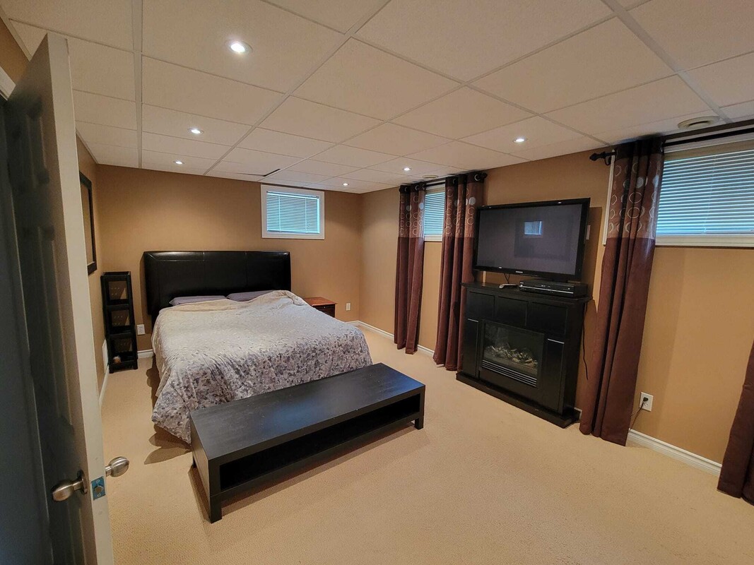 Basement Queen Bedroom(Single Bed) - 1