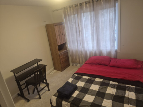 Cozy room with desk and chair - Gallery - 5