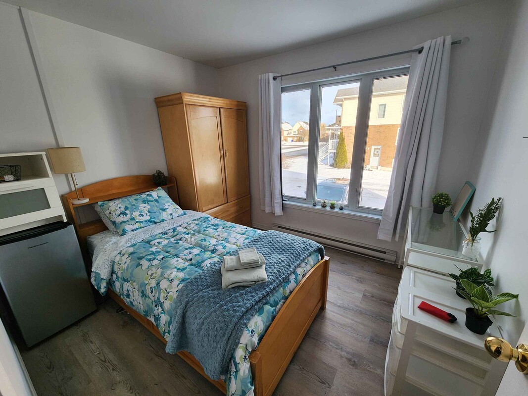 Small Comfortable Bedroom(Full Room) - 1