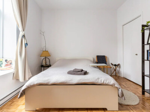 Spacious bedroom- heart of downtown