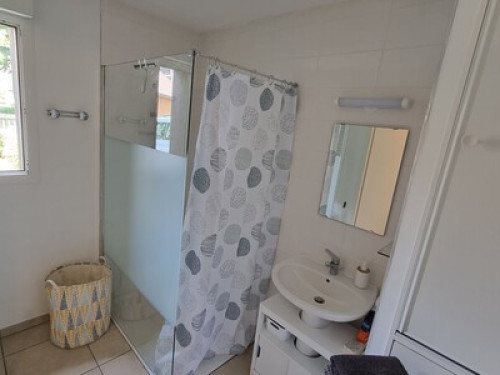 5 min by bus from the station