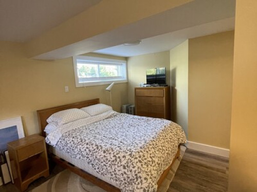 Groovy,modern close to uvic & beach