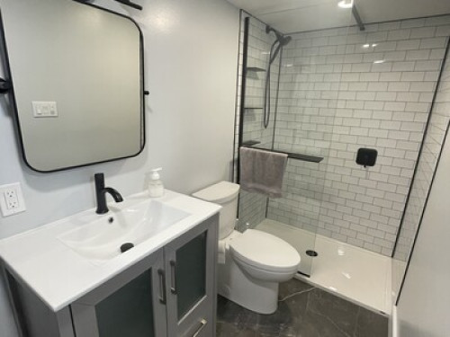 Groovy,modern close to uvic & beach - Gallery - 9