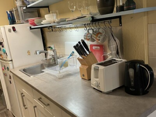 Groovy,modern close to uvic & beach