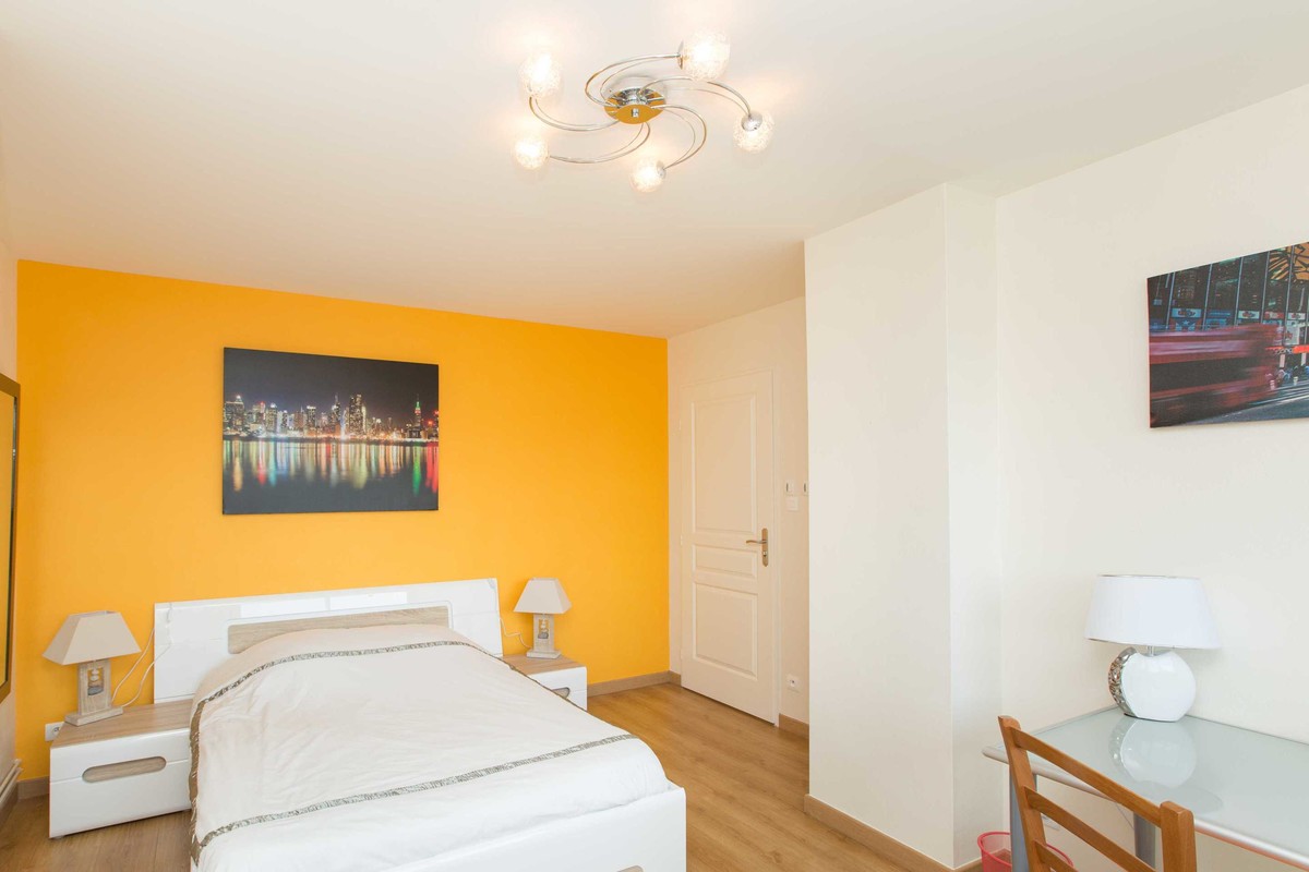 Spacious Room In Downtown(Full Room) - 1
