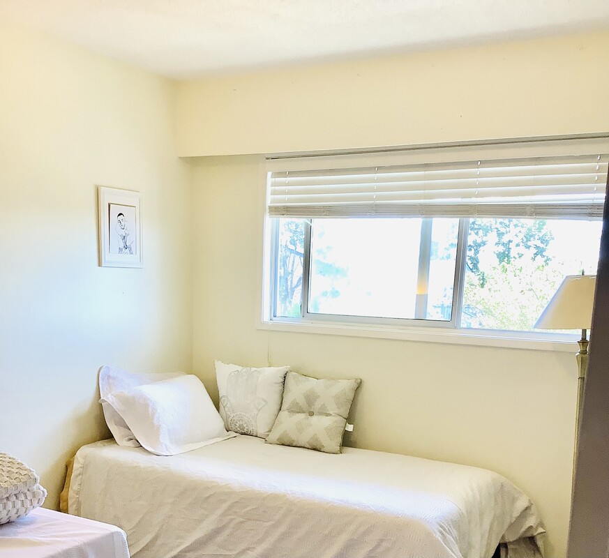 Bright And Beautiful Room With A Single Bed(Full Room) - 1