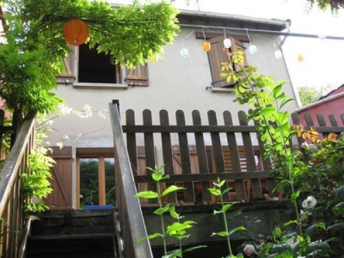 Relax in a green area next to Paris