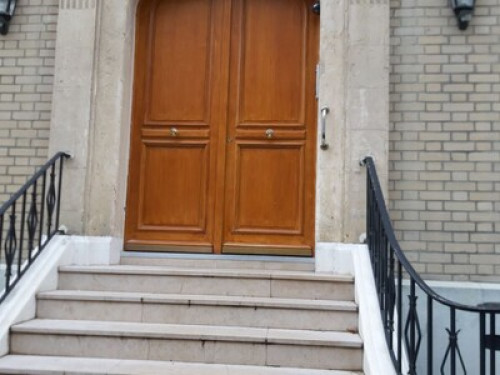 10 minutes from Saint Lazare train station